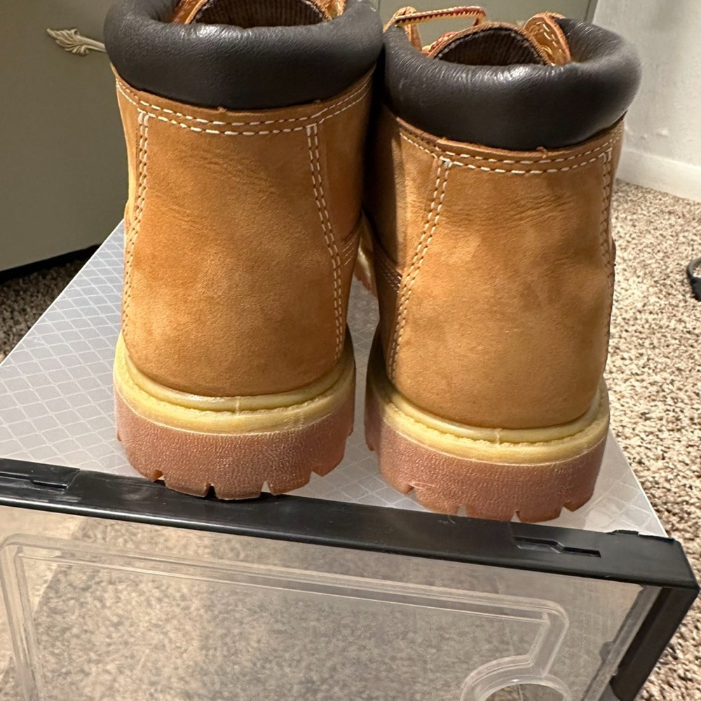Timberland Tan Leather Boots with Yellow Laces - Picture 4 of 6